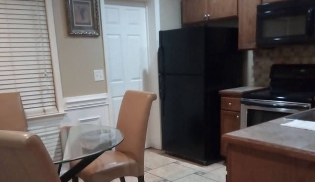 Beautiful 2 /1 apartment near the Tallahassee airport , with private parking