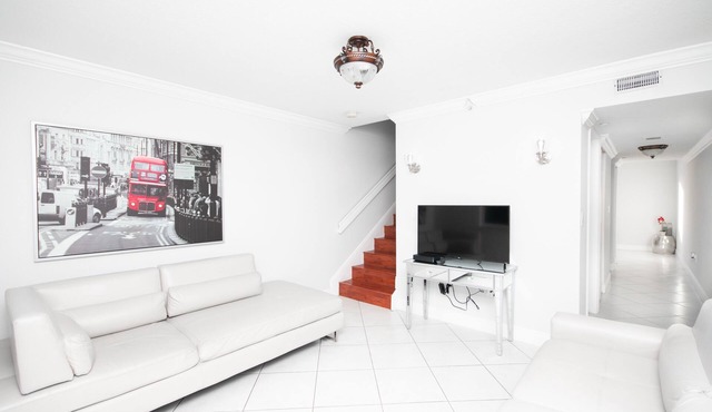 Beautiful 2/2.5 Condo w/Free Parking Fast WIFI