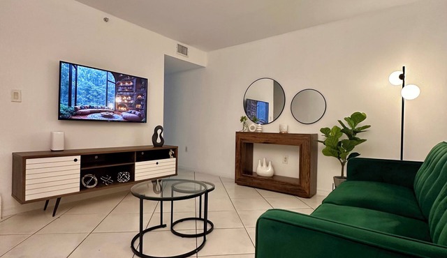Beautiful 2/2.5 Condo w/free parking fast WiFi