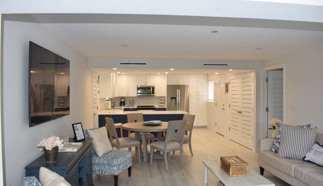 Beautiful 2/2 Beachfront Condo-Capstan415