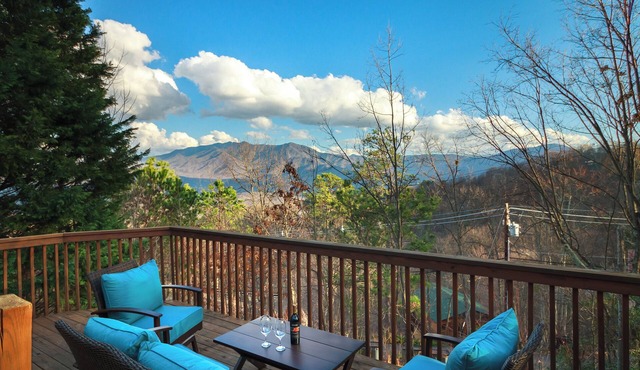 BEAUTIFUL 2/2 CHALET! Amazing Views! Hot Tub! Games! Great Location Near Ober!