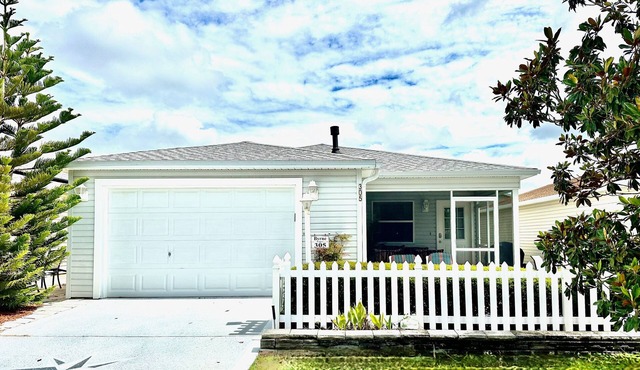 Beautiful 2/2 Dog Friendly Patio Villa w/BBQ & Close to Lake Sumter Landing!