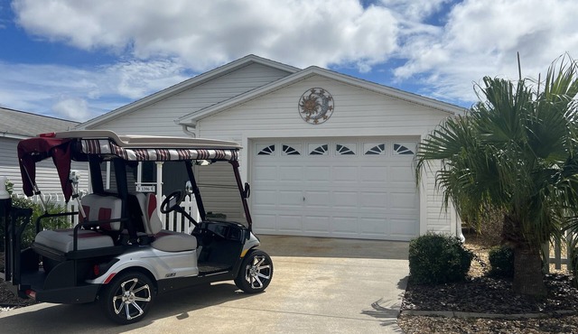 Beautiful 2/2 Villa w/4 Seater Gas Golf Cart, BBQ Grill, and WiFi!