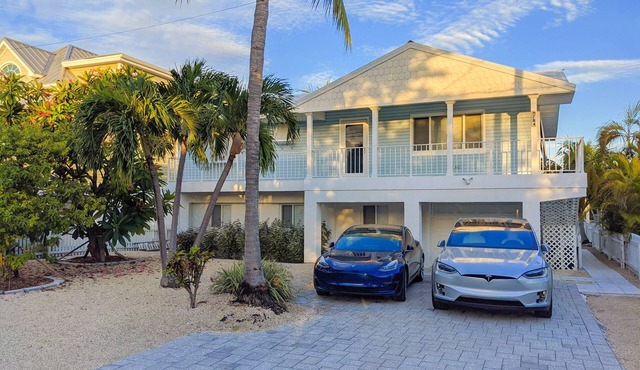 Beautiful 2/2 Waterfront Designer Home for your family vacation