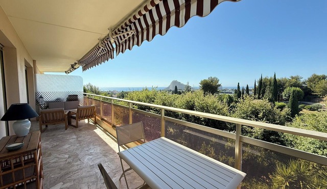 Beautiful 2-bedroom apartment with sea view - swimming pool - tennis court