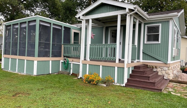 Beautiful 2 bd 1bath Lake cottage. boat dock , fire pit, screened porch