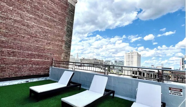 Beautiful 2 Bd Penthouse w/Patio in Center City/Convention center