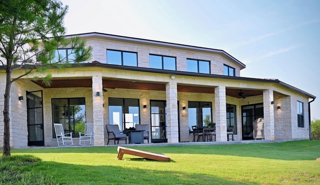 Beautiful 2-bed/2-bath villa overlooking Texas Winery, one hour from Houston