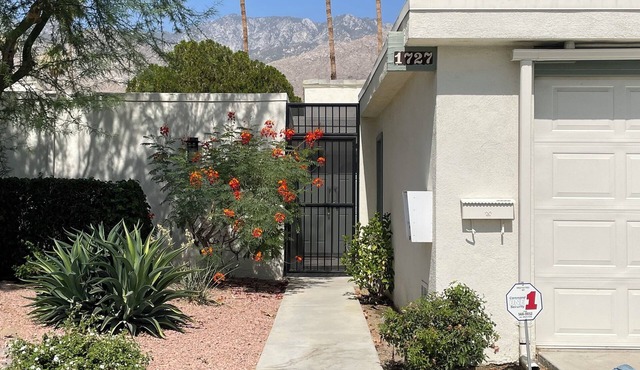 Beautiful 2 bed 2 bath Condo Sunrise Villas Stunning Mountain View