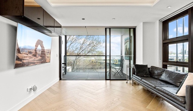 Beautiful 2-Bed Unit In Incredible Location