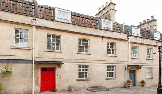 Beautiful 2 Bed city centre apartment in Georgian Mews House with garden.