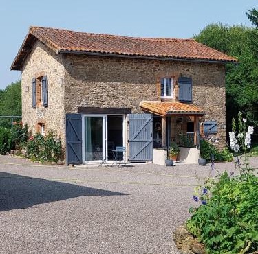 Beautiful 2 bed cottage with swimming pool