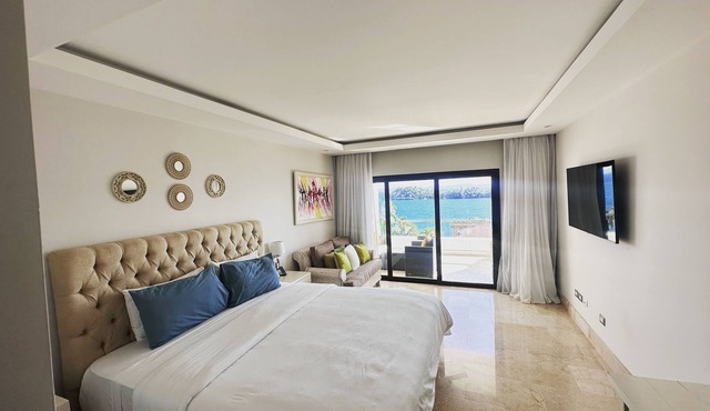 Beautiful 2 bedroom 3 bed condominium with big balcony