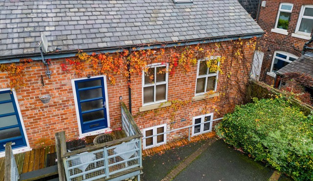 Beautiful 2 bed duplex apartment with gated parking.