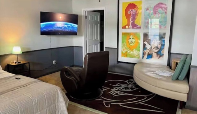 Beautiful 2-bed Garden Lake Apartment, w/Hot Tub, Wood Stove, Parking, Buchanan