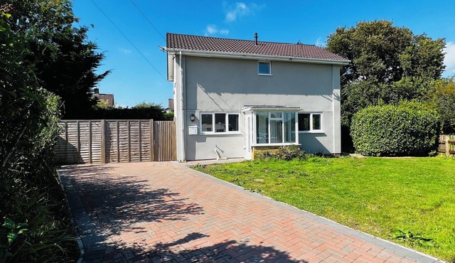 Beautiful 2 bedroom full-furnished semi-detached house with parking