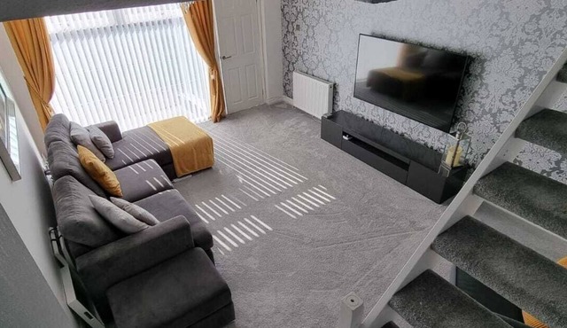 Beautiful 2 bed house, close to M74 and Strathclyde Park