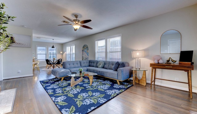 Beautiful 2-bed house with private fence and automated gate in vibrant Houston