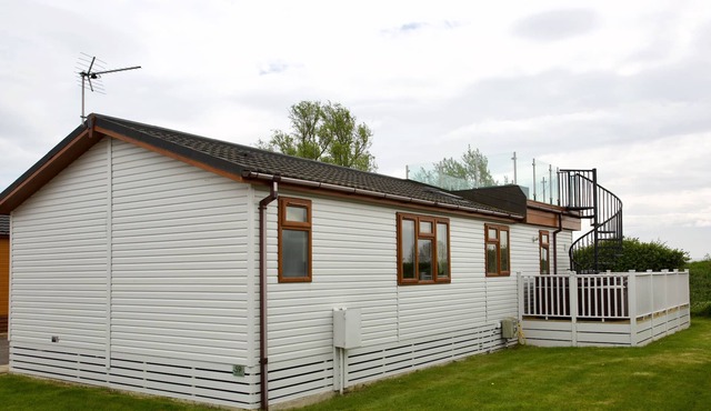 Beautiful 2-Bed lodge with hot tub and saunain Ely