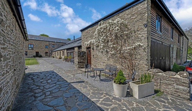 Beautiful 2 bed rural barn close to Bigbury on Sea. Golf, Beaches & Countryside