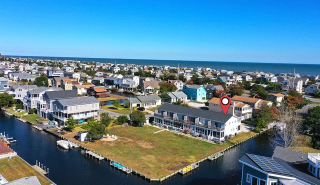 Beautiful 2 bed Townhouse in Bayshore Breeze! Close to State Park Beaches! Dock, Beach Town, Restaurants and More!