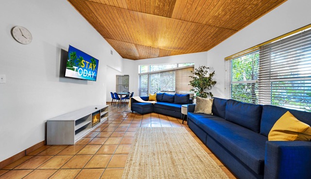 Beautiful 2 Bedroom House with BBQ and backyard. Free parking!