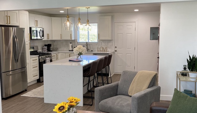 Beautiful 2 Bedroom Home In SLC with Private Hot Tub!