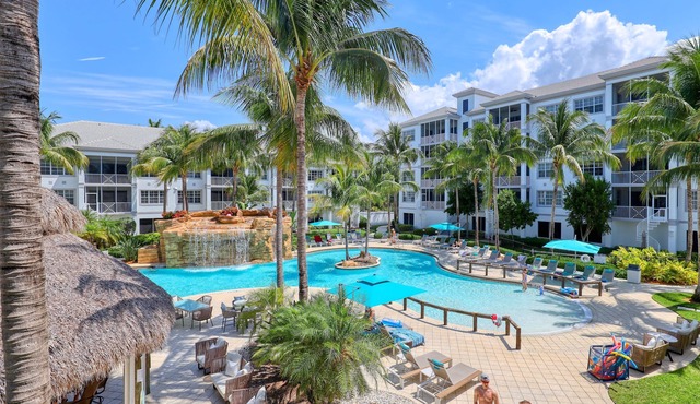 Beautiful 2 Bedroom with Pool View!