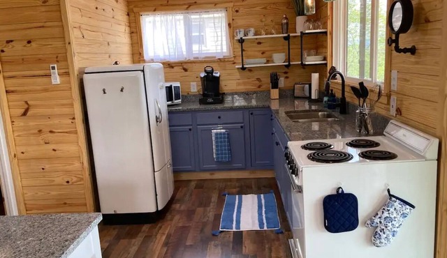 Beautiful 2 bedroom cabin with amazing lake views