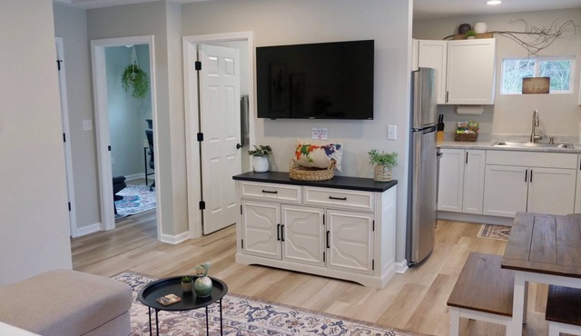 Beautiful 2-bedroom apartment in charming South Indianapolis