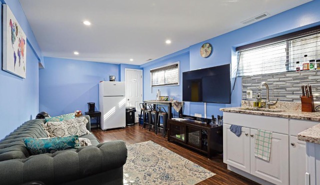 Beautiful 2 bedroom 1 bath Unit