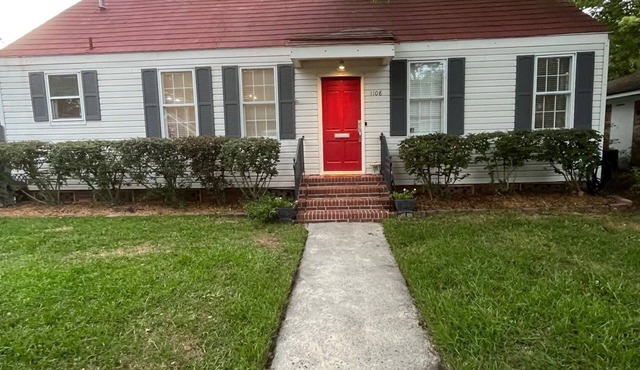 BEAUTIFUL 2 BEDROOM 1930S HOME IN POPULAR PARK-SIDE. Two miles to River front