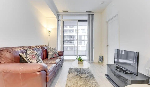 Beautiful 2 bedroom + 2 bathroom In A Prime Downtown Location