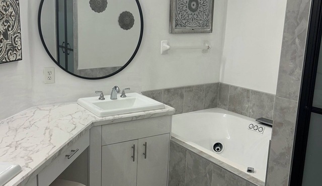 Beautiful 2-bedroom/2-bath condo with AC close to beach & shopping in Naples