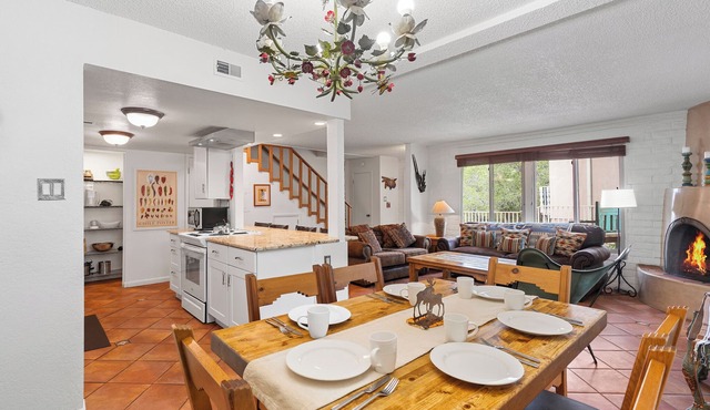 Beautiful 2 bedroom 2 bathroom home near the Plaza and Ski Santa Fe