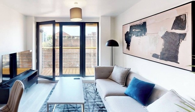 Beautiful 2 Bedroom Apartment With Balcony in Liverpool City Centre