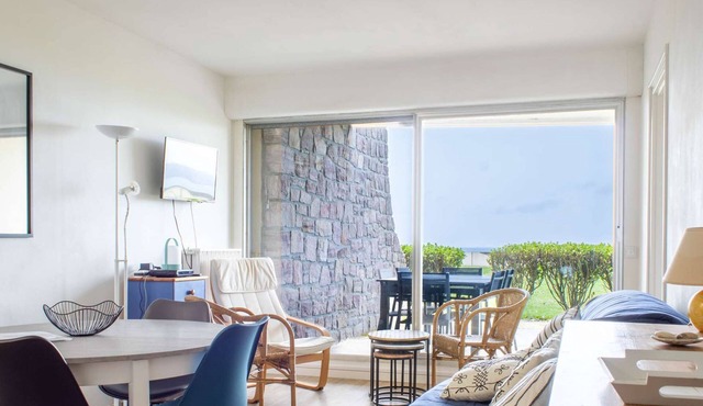 Beautiful 2-bedroom apartment, fully renovated, right on the waterfront