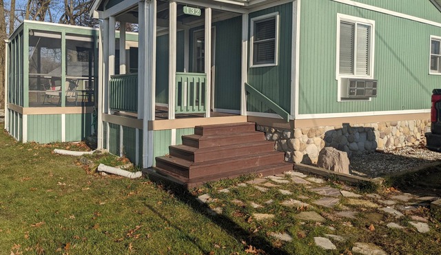 Beautiful 2 bedroom cottage, 75ft of waterfront