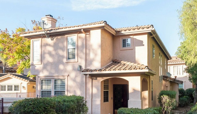 Beautiful 2-bedroom condo in cool San Diego close to the mall!