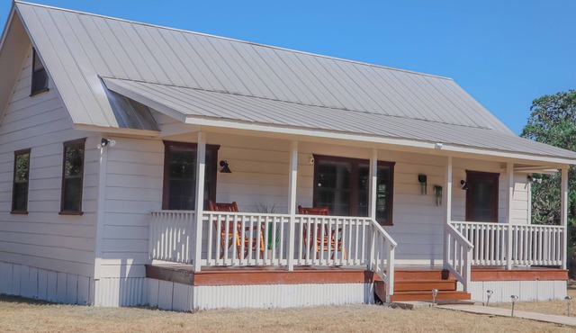 Beautiful 2-bedroom cabin with AC in charming Wimberley.