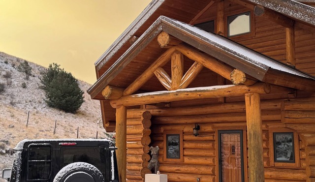 Beautiful 2-bedroom cabin with AC in cozy Cotopaxi with amazing views!