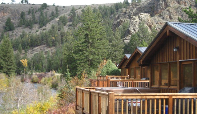 Beautiful 2 Bedroom Cabin on Taylor River with Private Hot Tub