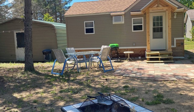 Beautiful 2-bedroom cabin with AC and heat in beautiful mesick mi