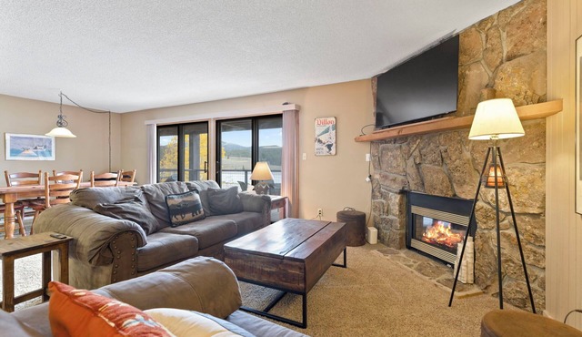 Beautiful 2-Bedroom Condo Overlooking Lake Dillon!