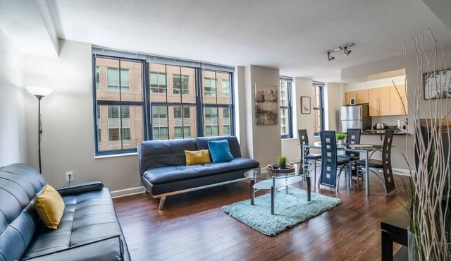 Beautiful 2 Bedroom Fully Furnished Apartment on Harborfront