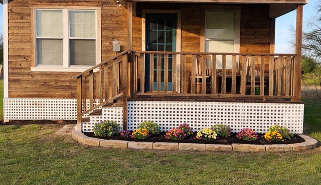 Beautiful 2-bedroom farmhouse with AC in charming Needville. Pet friendly
