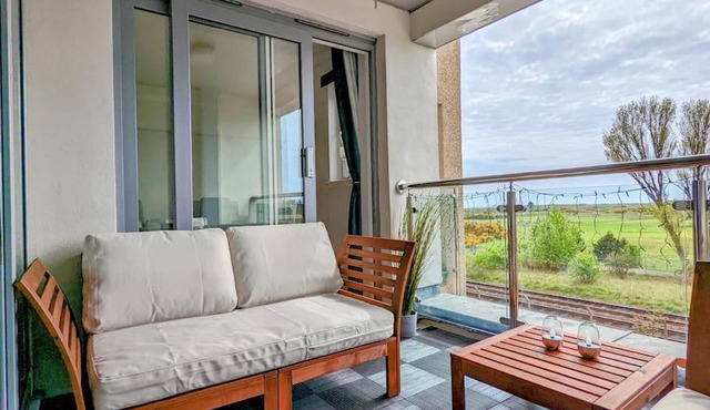 Beautiful 2 bedroom flat overlooking golf course