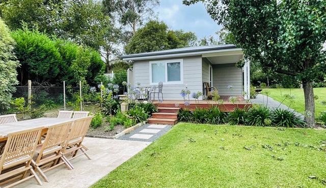 Beautiful 2-bedroom garden cottage in Bowral. Family friendly!