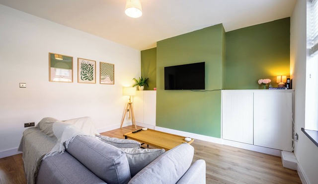 Beautiful 2 Bedroom Family Home in Atherton, Free parking