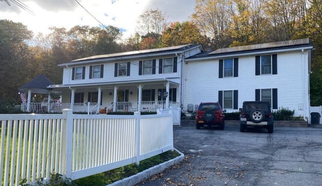 Beautiful 2 Bedroom Guest House With Parking